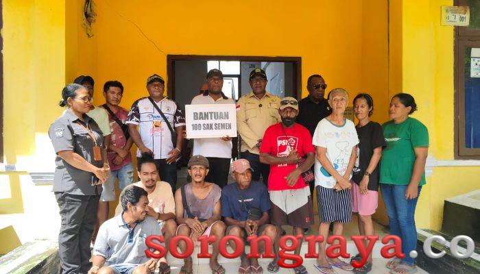 Gelombang Pantai Rusak Rumah Warga, Ketua DPR PBD Salurkan Bantuan Semen