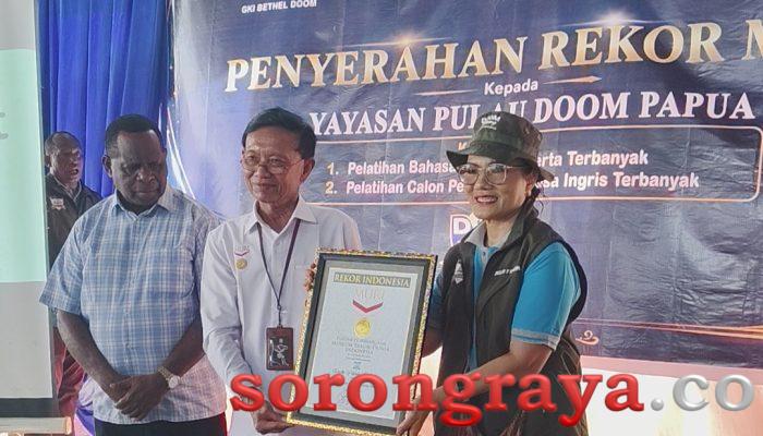 Doom Tra Kosong! Pulau Doom Cetak Rekor MURI Pelatihan Bahasa Inggris