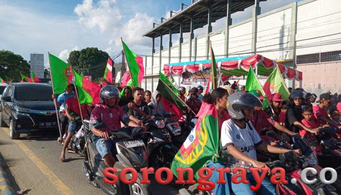 Ribuan Warga Sorong Meriahkan Konvoi Pawai Akbar Sambut Piala Dunia 2026