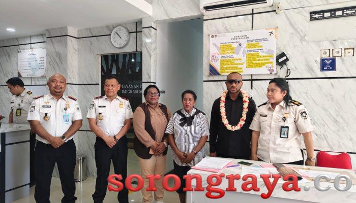 Anggota Komisi XIII DPR RI, Yan Permenas Mandenas Dukung Penerbangan Internasional di PBD