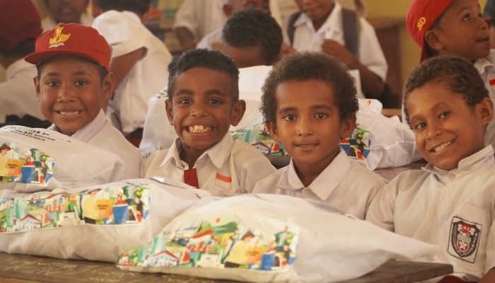 Pertamina Kilang Kasim Salurkan Perlengkapan Sekolah di Wilayah 3T