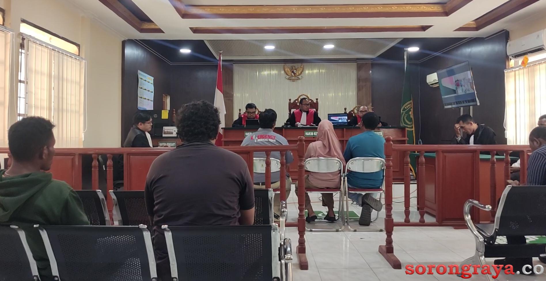 Sidang Perdana kasus pembunuhan Amir Kelsaba, digelar di ruang sidang Pengadilan Negeri Sorong. Rabu, 10 Juni 2026. [foto: redaksi-sr]