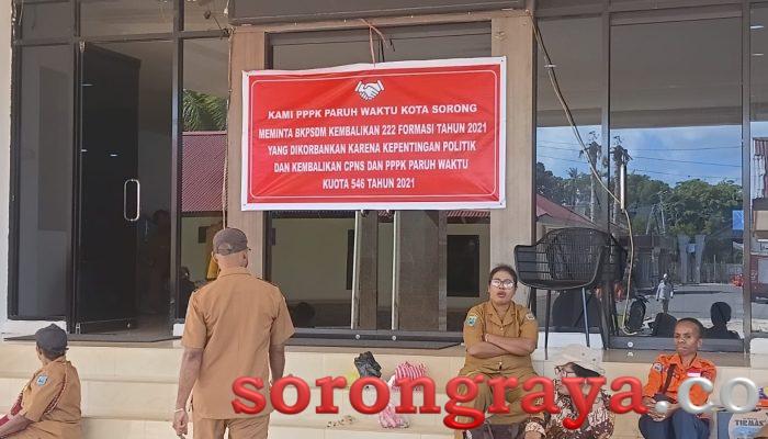 Tuntut Kembalikan Hak, PPPK Palang Kantor Pemerintah Kota Sorong