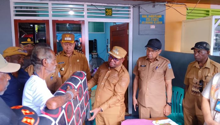 Pemkot Sorong Salurkan Bantuan untuk Korban Kebakaran
