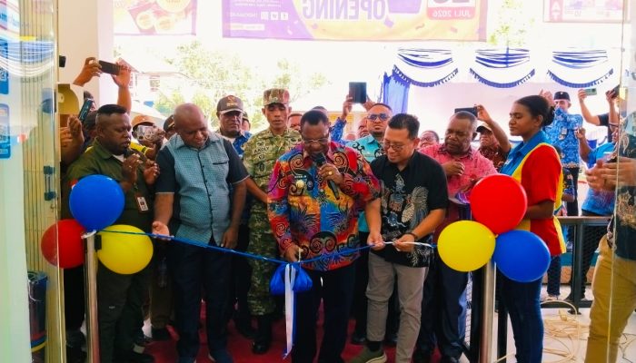 Bupati Karel Murafer Resmikan Gerai Perdana Indomaret di Maybrat