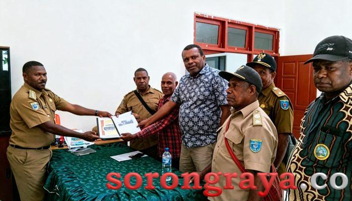 Kepala Distrik Ayamaru Barat Terima Draft Hutan Adat Marga Bleskadit