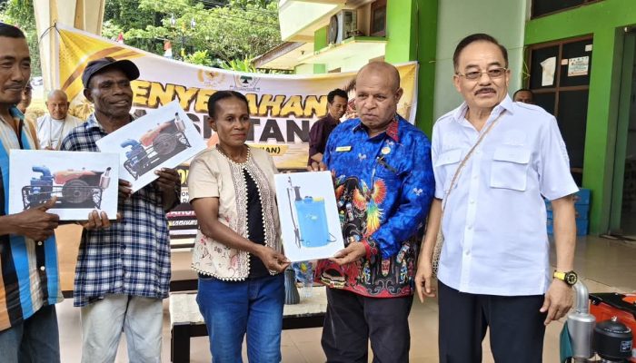 Pemkot Sorong Bersama Anggota Komisi IV DPR RI Serahkan Alsintan kepada Kelompok Tani