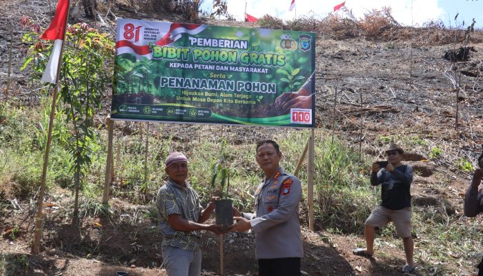 Sambut HUT Kemerdekaan RI ke-81, Polresta Sorong Kota Bagikan 100 Bibit Pohon dan Penanaman Pohon