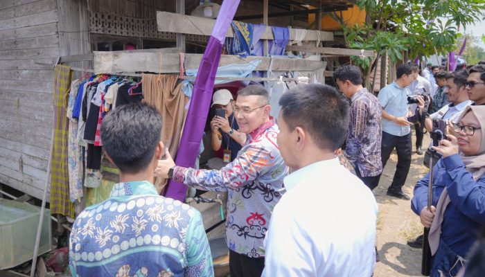 Wamen Ossy Serahkan Sertipikat bagi MBR di Kalsel