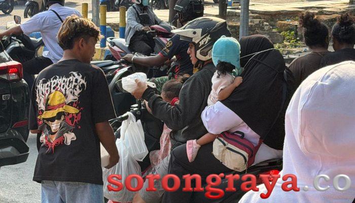 Peduli Kemanusiaan, NYB Sorong Bagi Ratusan Paket Makanan dan Seru Perdamaian