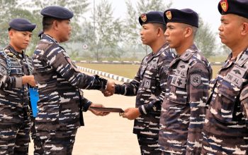 Koarmada III Berikan Penghargaan kepada KRI Teladan dan Prajurit Berprestasi