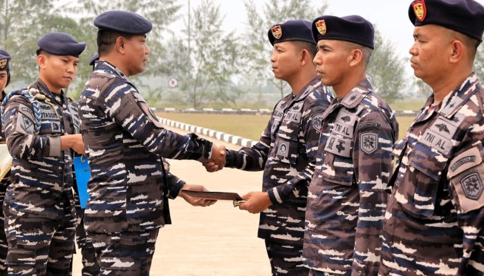 Koarmada III Berikan Penghargaan kepada KRI Teladan dan Prajurit Berprestasi