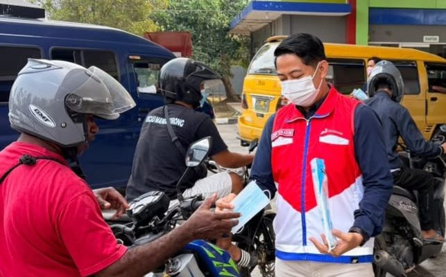 Pertamina Patra Niaga dan Hiswana Migas Salurkan 1.000 Masker untuk Pelanggan