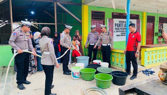 Ditlantas Polda PBD Salurkan 5.000 Liter Air Bersih ke Panti Asuhan Putra Putri Papua Muslim