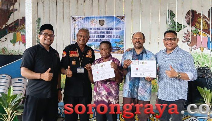 LBH RHI Papua Barat Daya Serahkan Sertifikat dan Kartu Anggota Paralegal