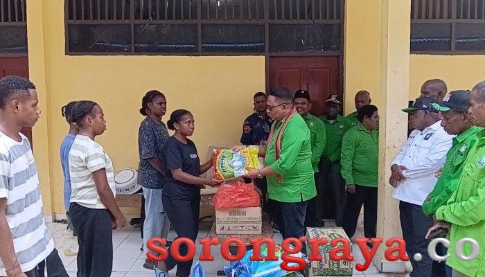 Peduli Dunia Pendidikan, PKB Maybrat Serahkan Sembako Kepada Siswa